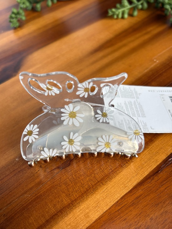 Forever 21 Accessories - Forever 21 Small Butterfly Daisy Plastic Hair Clip